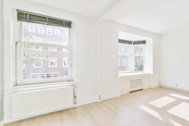 Büyük pencereli güzel bir oda.