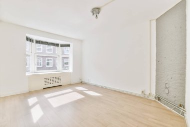 Büyük pencereli güzel bir oda.