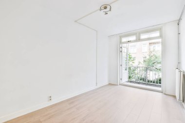 Balkona açılan kapısı açık bir oda.