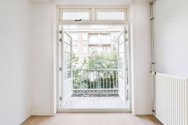 Balkona açılan kapısı açık bir oda.