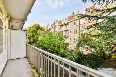 Çekici, uzun, dar balkon