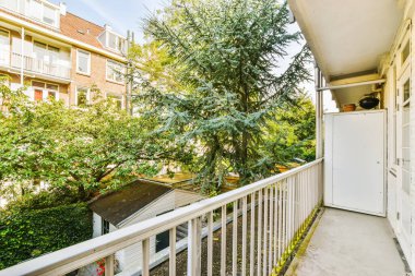 Çekici, uzun, dar balkon