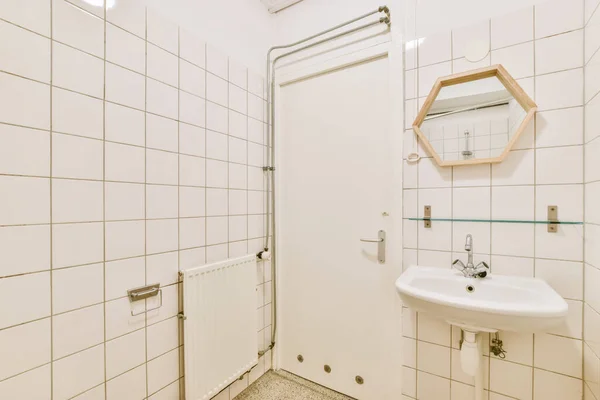 Светлая ванная комната с белой плиткой — стоковое фото