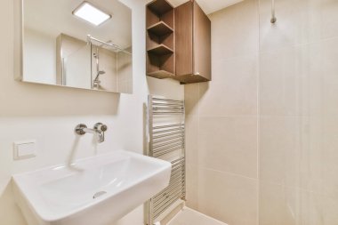 Parlak stil ve rahat banyo.