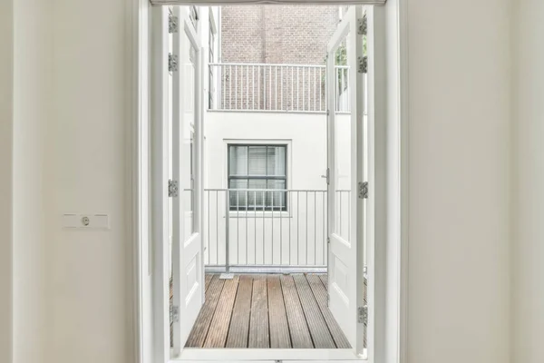 Elegante portas abertas — Fotografia de Stock