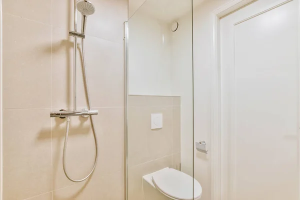 エレガントな居心地の良いシャワー背の高い — ストック写真
