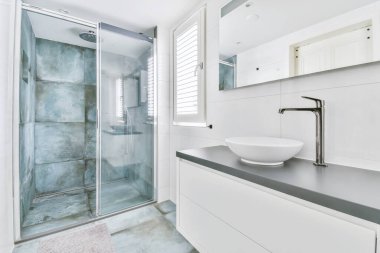 Büyük mermer döşemeleri olan şık bir banyo.