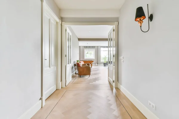 Lange prachtige hal met houten vloeren — Stockfoto