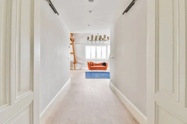 Lange prachtige hal met houten vloeren — Stockfoto