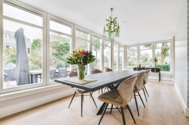 Geniş masa ve sandalyeli büyük bir yemek odası.