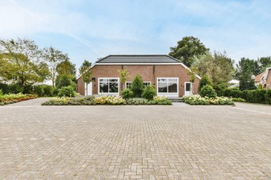 Güzel döşenmiş kaldırım taşları olan rahat bir cadde.