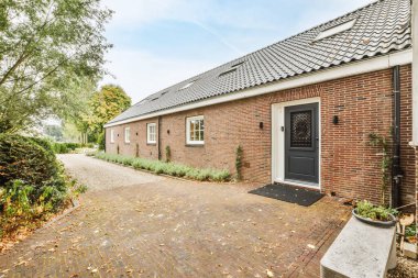 Katlı tuğlalı bir evin görüntüsü