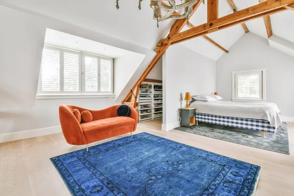 Gezellige lichte kamer met een heldere rode bank — Stockfoto