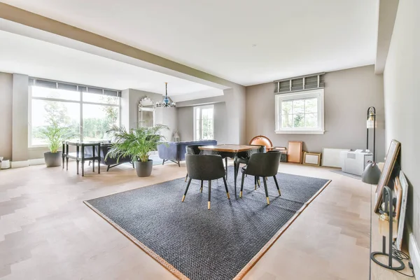 Superbe salle à manger avec des chaises confortables et rembourrées — Photo