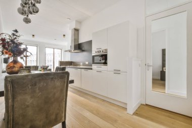 Yemek alanı olan modern mutfak.