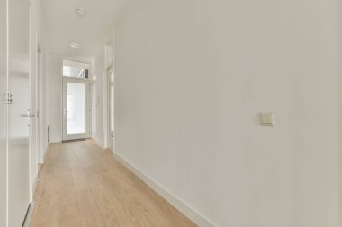 Merdiveni olan dar bir koridor