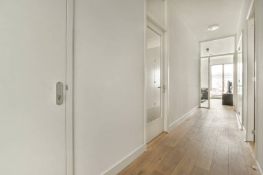 Merdiveni olan dar bir koridor