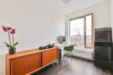 Geniş pencereli çekici çalışma alanı