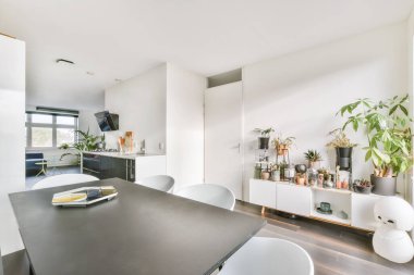 Bir sürü çiçekli çekici bir yemek odası.