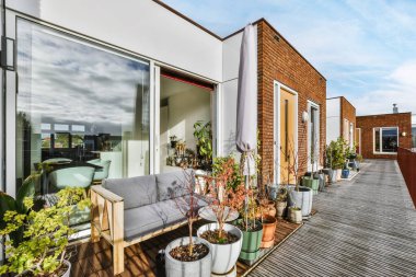 Evin arka kapısı açık, çekici.