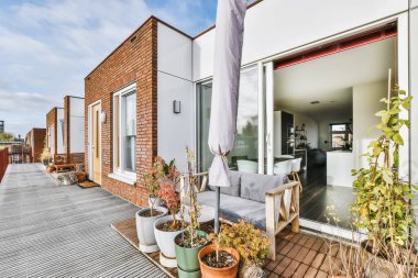 Evin arka kapısı açık, çekici.