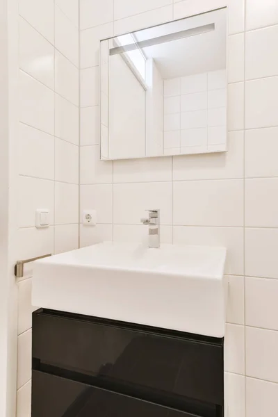 Attraente bagno con lavabo elegante — Foto Stock