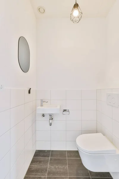 Attraktivt tvättrum med minihandfat — Stockfoto