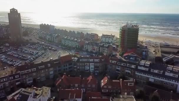 Rušná ulice s tradičními holandskými budovami — Stock video