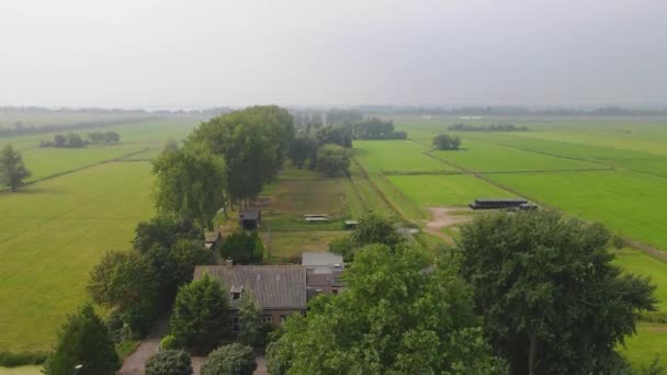 Drohnenschuss auf schönen Bauernhof in den Niederlanden — Stockvideo