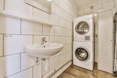 Çamaşır odası ile çamaşır makinesi