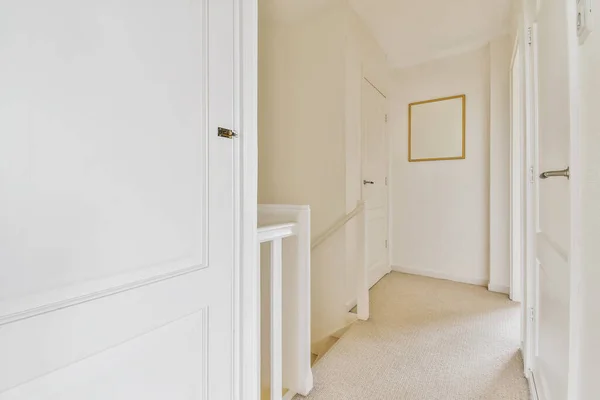 Wąski korytarz z dywanem — Zdjęcie stockowe