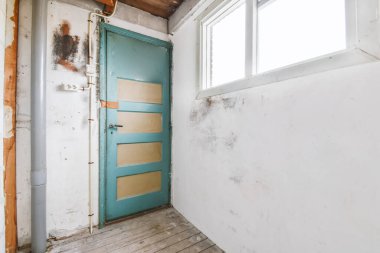 Tamir edilmemiş oda içi.