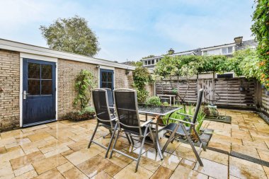 Yeşilliklerle dolu çok güzel bir avlu