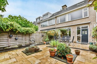 Yeşilliklerle dolu çok güzel bir avlu