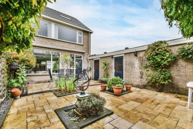 Yeşilliklerle dolu çok güzel bir avlu