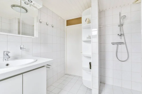 Banheiro branco completo com prateleiras de banheiro — Fotografia de Stock