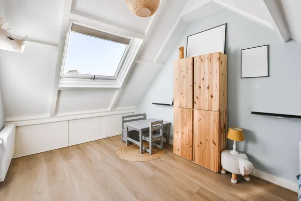 나무로 된 바닥 과 천창 이 있는 매혹적 인 방 — 스톡 사진
