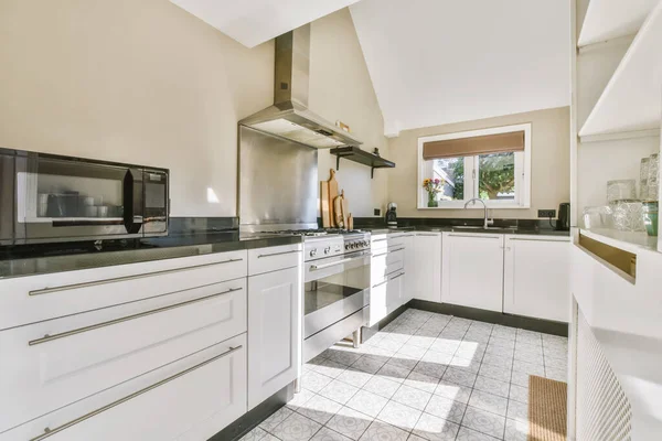 Cozinha confortável com piso em azulejo — Fotografia de Stock