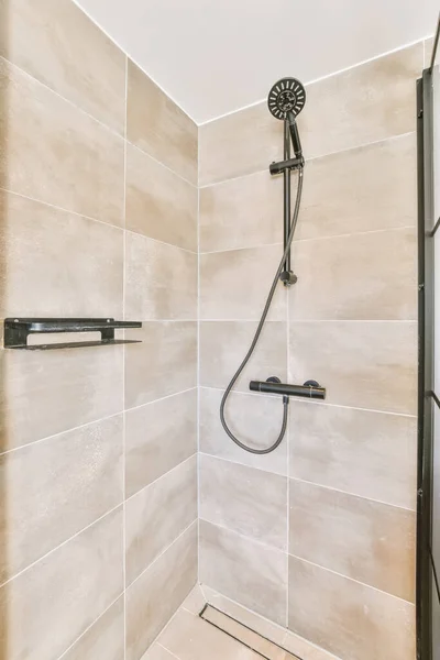Minimalist tarzda duş kabini — Stok fotoğraf