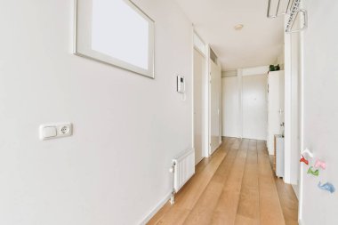 Askısı olan şık uzun ışık koridoru