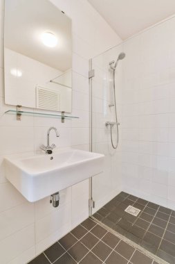 Kahverengi döşemeli şık bir banyo.