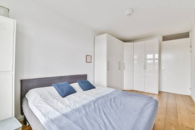 Güzel döşeli şık bir yatak odası.