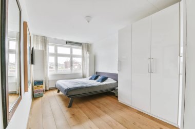 Güzel döşeli şık bir yatak odası.