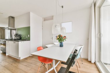 Şık bir avizesi olan şık bir yemek salonu.