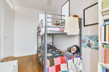 Ranzalı şık bir çocuk odası.