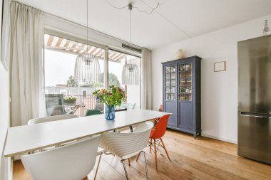 Şık bir avizesi olan şık bir yemek salonu.