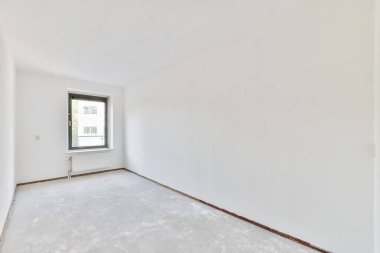 Sürgülü pencereli büyük lüks bir oda.