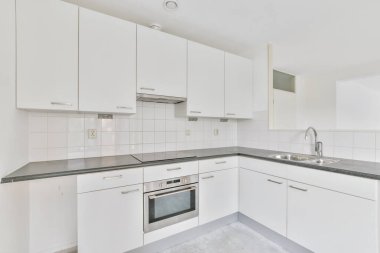 Zarif evdeki parlak mutfak adası