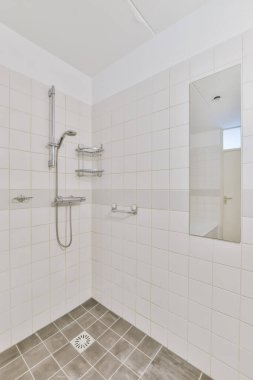 Kahverengi fayanslarla döşenmiş banyo zemini