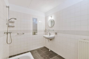 Kahverengi fayanslarla döşenmiş banyo zemini
